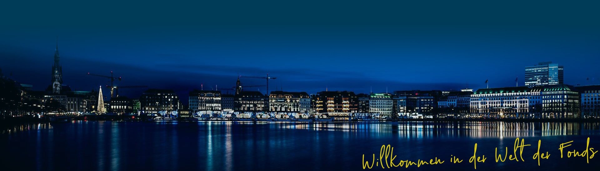 Die Alster in Hamburg in der Nacht mit dem Schriftzug "Willkommen in der Welt der Fonds"